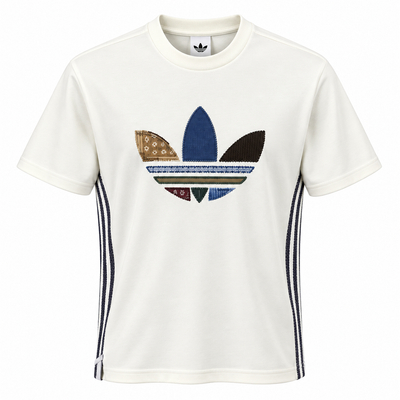 Camiseta branca da Adidas Originals com trevo de retalhos de tecido e listras azul-marinho nas laterais