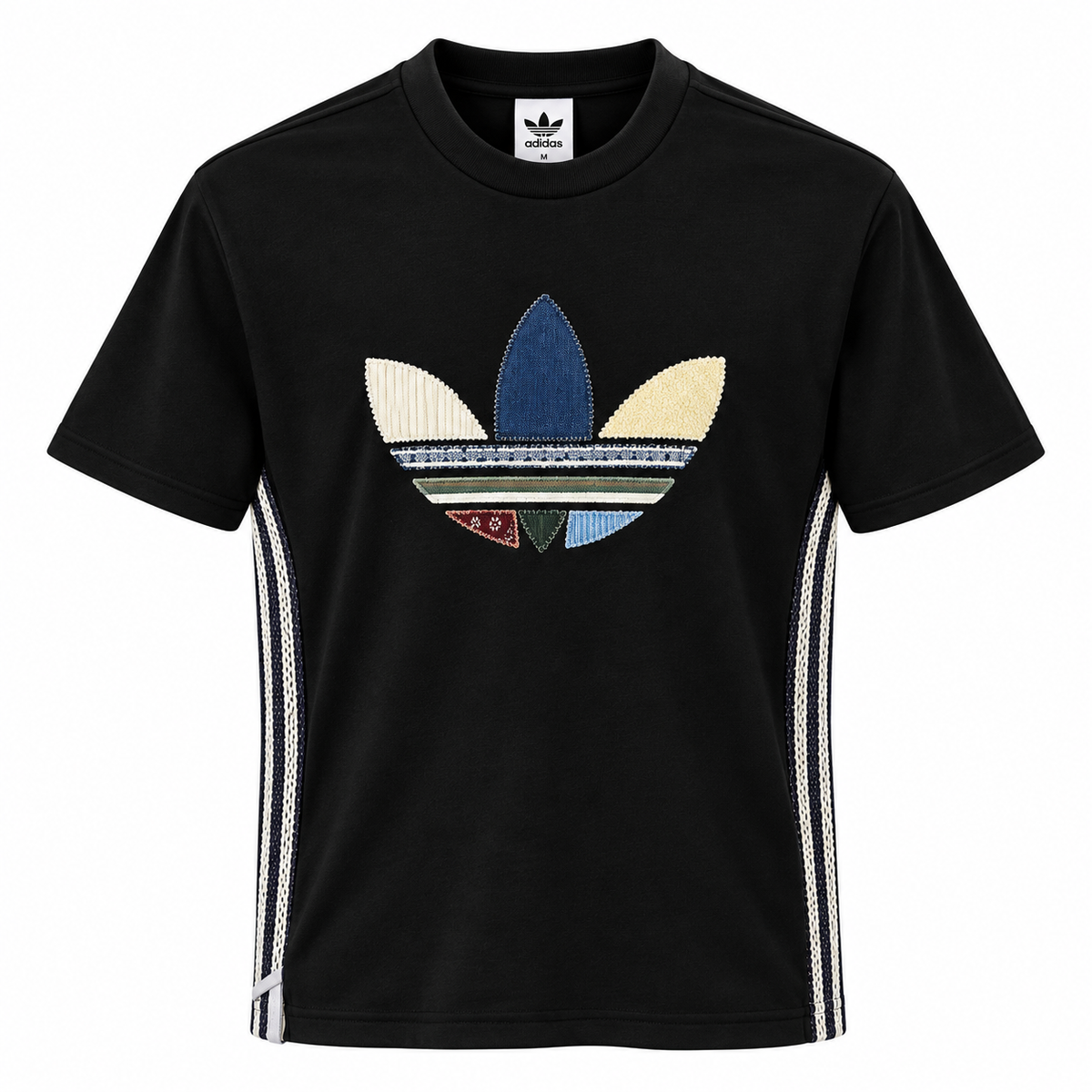 Camiseta preta da Adidas Originals com trevo de retalhos de tecido e listras brancas nas laterais