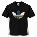 Camiseta preta da Adidas Originals com trevo de retalhos de tecido e listras brancas nas laterais