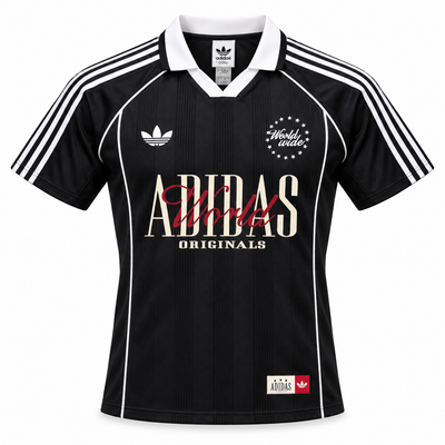 Camiseta Adidas World Wide negra con cuello polo, el trébol y ADIDAS en letras grandes al pecho