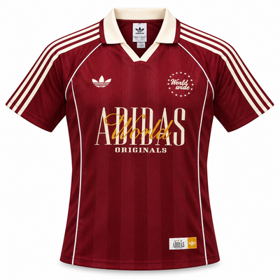 Camiseta Adidas World Wide vinotinto con cuello polo, el trébol y ADIDAS en letras grandes al pecho