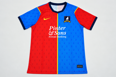 Camisa do AFC Richmond dividida em vermelho e azul com faixa amarela no centro, o escudo do galgo e o patrocinador Pinter & Sons