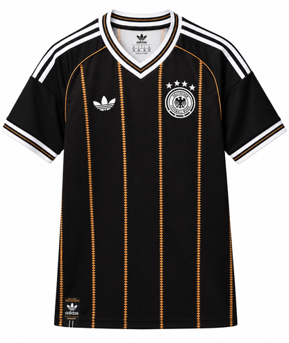 Frente de la camiseta negra de Alemania tercera 2026 de despedida, con rayas de rombos dorados, trébol de Adidas y escudo de cuatro estrellas