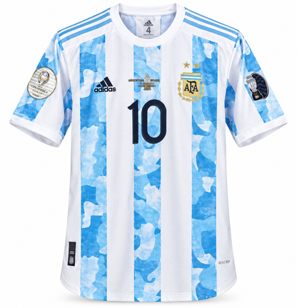 Frente da camisa da Argentina 2021 com o 10 e a inscrição da final contra o Brasil no Rio de Janeiro