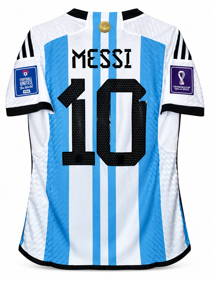 Costas da camisa da Argentina 2022 com MESSI e o 10 em preto e os patches da Copa nas mangas