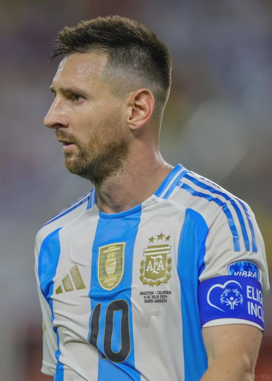 Lionel Messi com a camisa da Argentina 2024 na final da Copa América contra a Colômbia