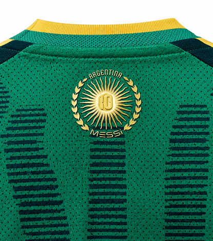 Sol de mayo dorado con el 10, ARGENTINA y MESSI bajo el cuello de la camiseta verde