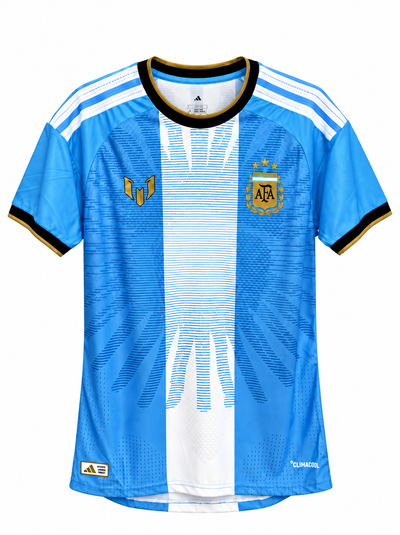 Frente da camisa celeste e branca da Argentina edição despedida de Messi, com o escudo da AFA e o logo de Messi em dourado