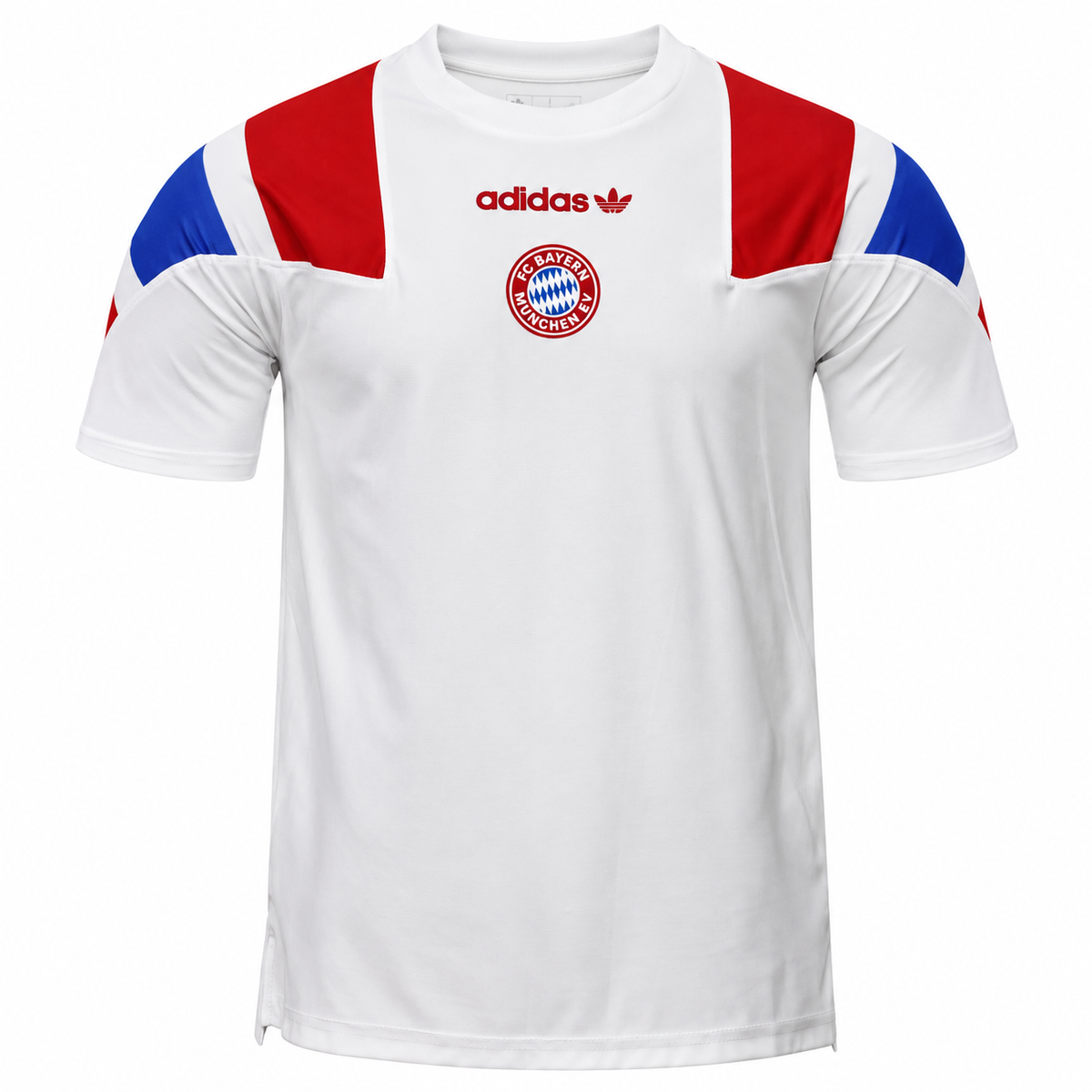 Frente de la camiseta blanca del Bayern Múnich con hombros rojo y azul, trébol de Adidas en rojo y escudo redondo