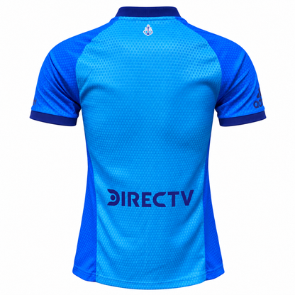 Espalda de la camiseta alternativa de Boca Juniors 2026 celeste, con DIRECTV abajo y un ancla pequeña en la nuca