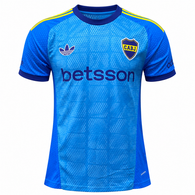 Camiseta alternativa de Boca Juniors 2026 de Adidas celeste, con cuadros en relieve, rayas amarillas en los hombros y betsson al pecho