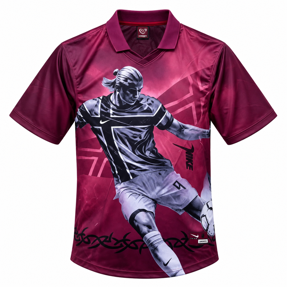 Frente de la camiseta Cactus Jack x Nike de Haaland vinotinto con el dibujo de Haaland pateando el balón