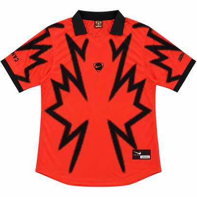 Frente da camisa vermelha do Canadá com folhas de bordo pretas em spray, gola polo preta e o emblema da Nike no centro