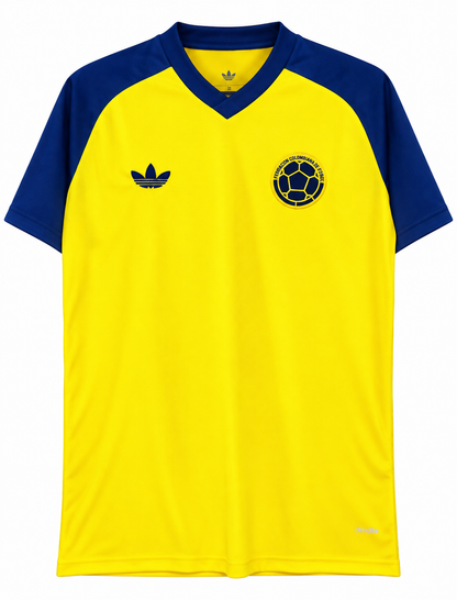 Frente da camisa de aquecimento da Seleção Colômbia, amarela com mangas azuis, trevo da Adidas e escudo da FCF