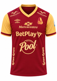 Camiseta del Deportes Tolima local 2025 vinotinto con mangas doradas y marca Umbro, foto de estudio