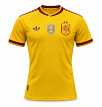 Camisa amarela da Espanha da Adidas com gola e punhos vinho, o trevo, o patch dourado da FIFA e o escudo