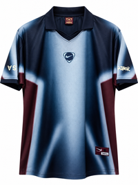 Frente da camisa dos Estados Unidos em degradê azul-marinho e azul-claro, com faixas bordô nas laterais e gola polo