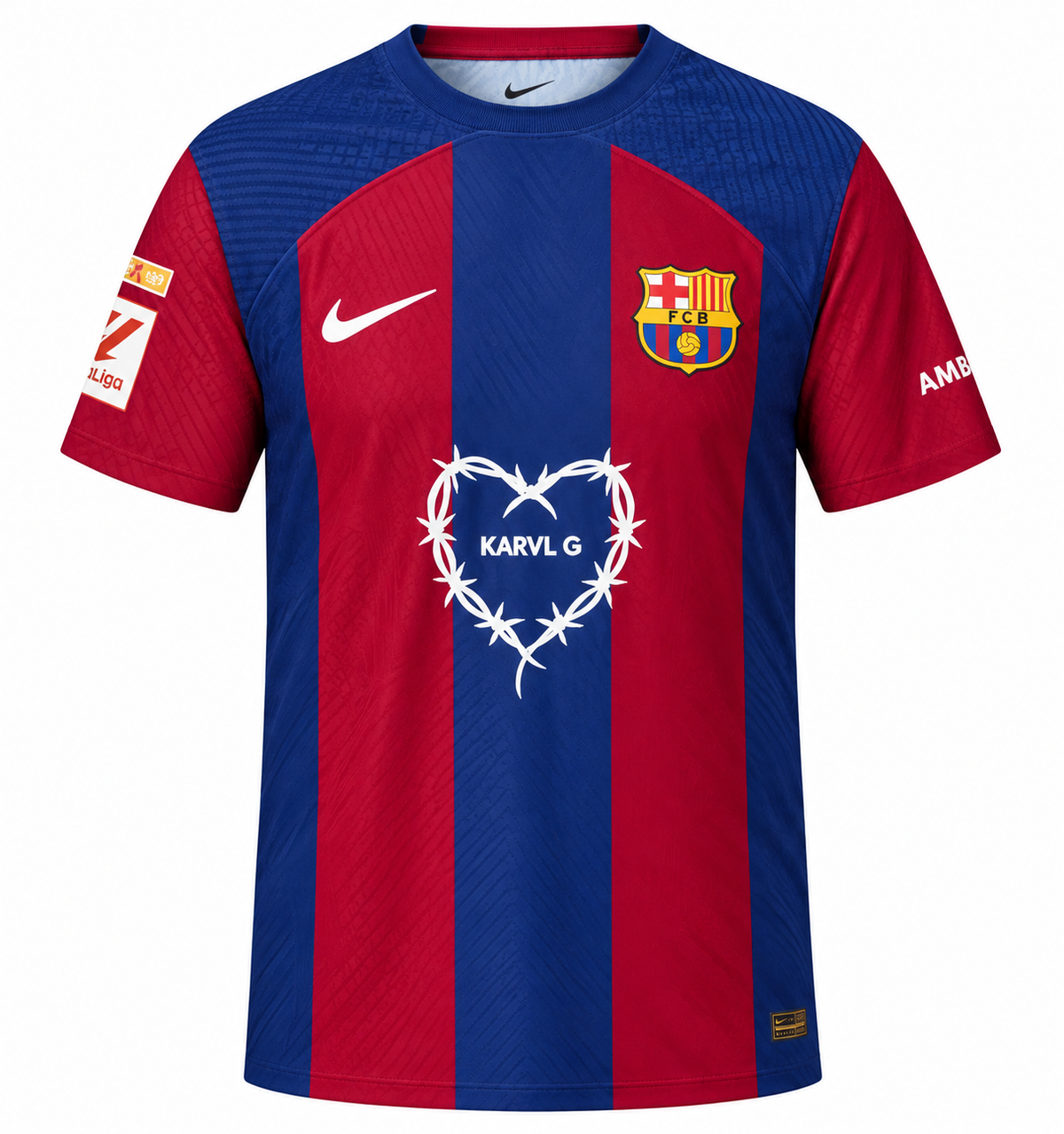 Frente de la camiseta del FC Barcelona x Karol G edición limitada, con rayas azul y grana, corazón de alambre de púas blanco con KARVL G al pecho, Nike blanco y parche de La Liga