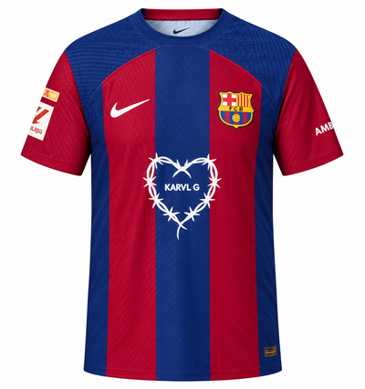 Frente de la camiseta del FC Barcelona x Karol G edición limitada, con rayas azul y grana, corazón de alambre de púas blanco con KARVL G al pecho, Nike blanco y parche de La Liga