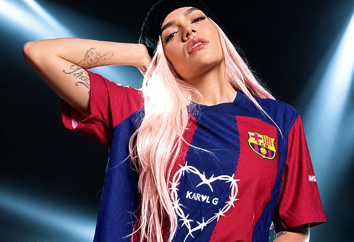 Modelo con la camiseta del FC Barcelona x Karol G edición limitada puesta, vista del corazón de alambre de púas al pecho y el escudo del Barça