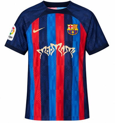 Camiseta FC Barcelona x Rosalía MOTOMAMI Ed. Especial 2026 - frente, rayas azul y rojo, logo MOTOMAMI dorado, Nike dorado, parche La Liga