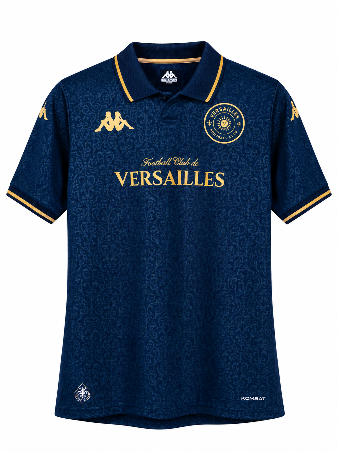 Frente de la camiseta azul marino del FC Versailles local 2026-27, con cuello polo, letras doradas y escudo del sol