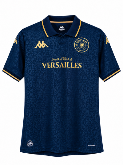 Frente da camisa azul-marinho do FC Versailles titular 2026-27, com gola polo, letras douradas e escudo do sol