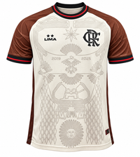 Frente da camisa creme do Flamengo Lima 2019-2025, com o escudo, duas estrelas e desenhos das linhas de Nazca