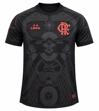 Frente da camisa preta do Flamengo Lima 2019-2025, com o escudo, duas estrelas e desenhos das linhas de Nazca