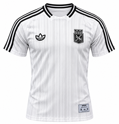 Frente da camisa Icon do Atlético Nacional, branca com três listras pretas nos ombros, trevo da adidas e escudo preto