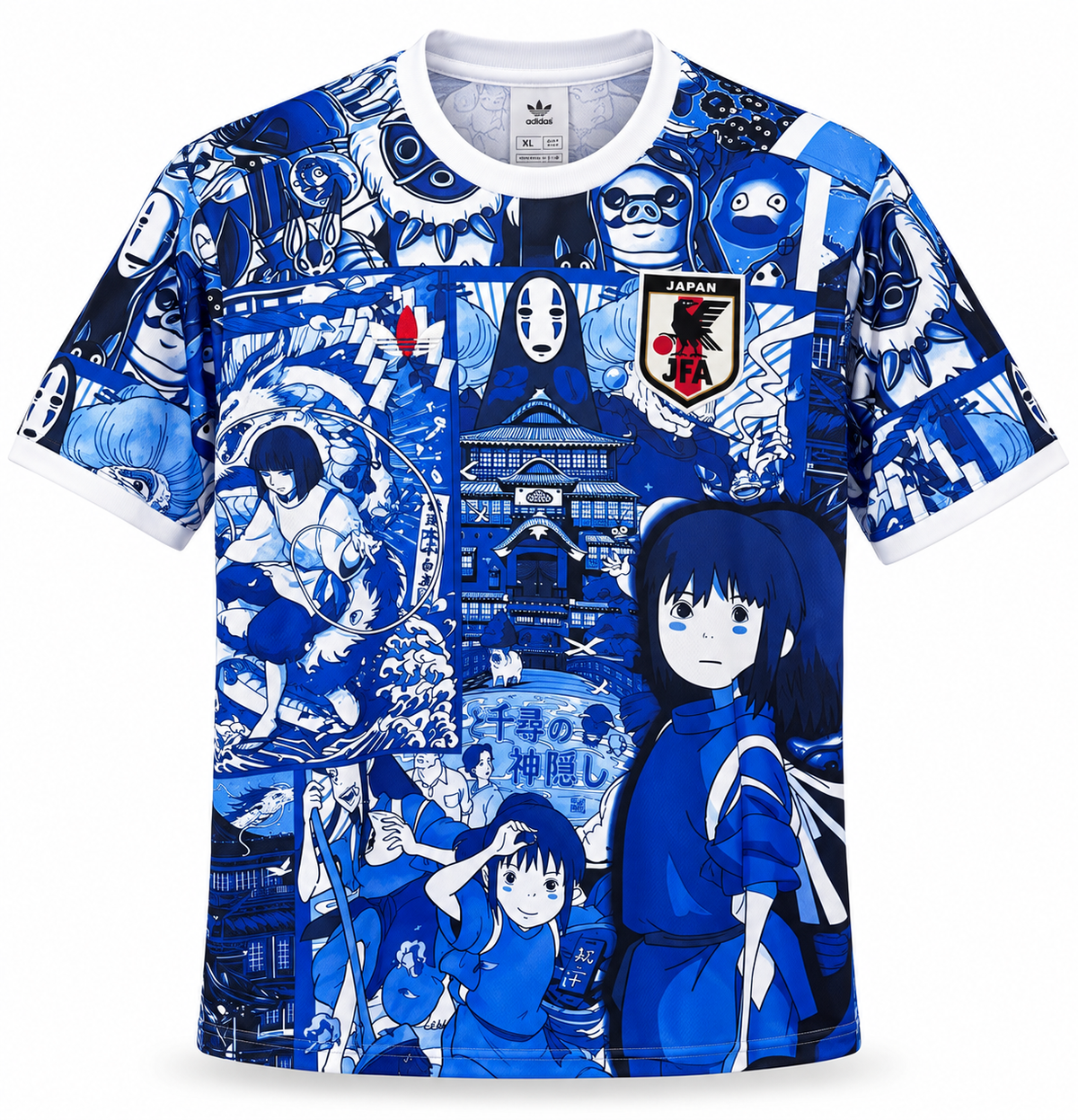 A camisa azul do Japão com cenas de anime vista de frente, com o escudo da JFA