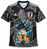 Camiseta negra de Japón con un dragón gris y el guerrero niño del anime con aura celeste al centro