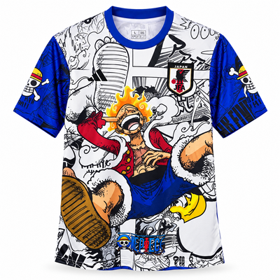 Camiseta blanca de Japón con viñetas de manga y el pirata del anime al centro en rojo y amarillo