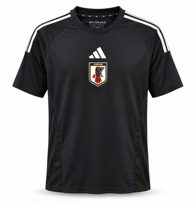 Camisa da Seleção do Japão preta, com listras brancas nos ombros e o escudo da JFA