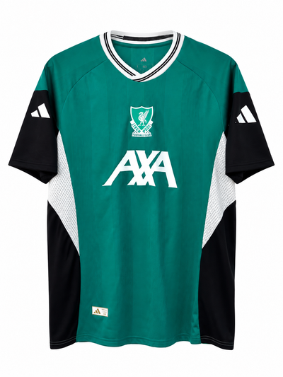 Frente de la camiseta verde con mangas negras del Liverpool tercera 2025-26, con escudo clásico del Liverbird y patrocinador AXA