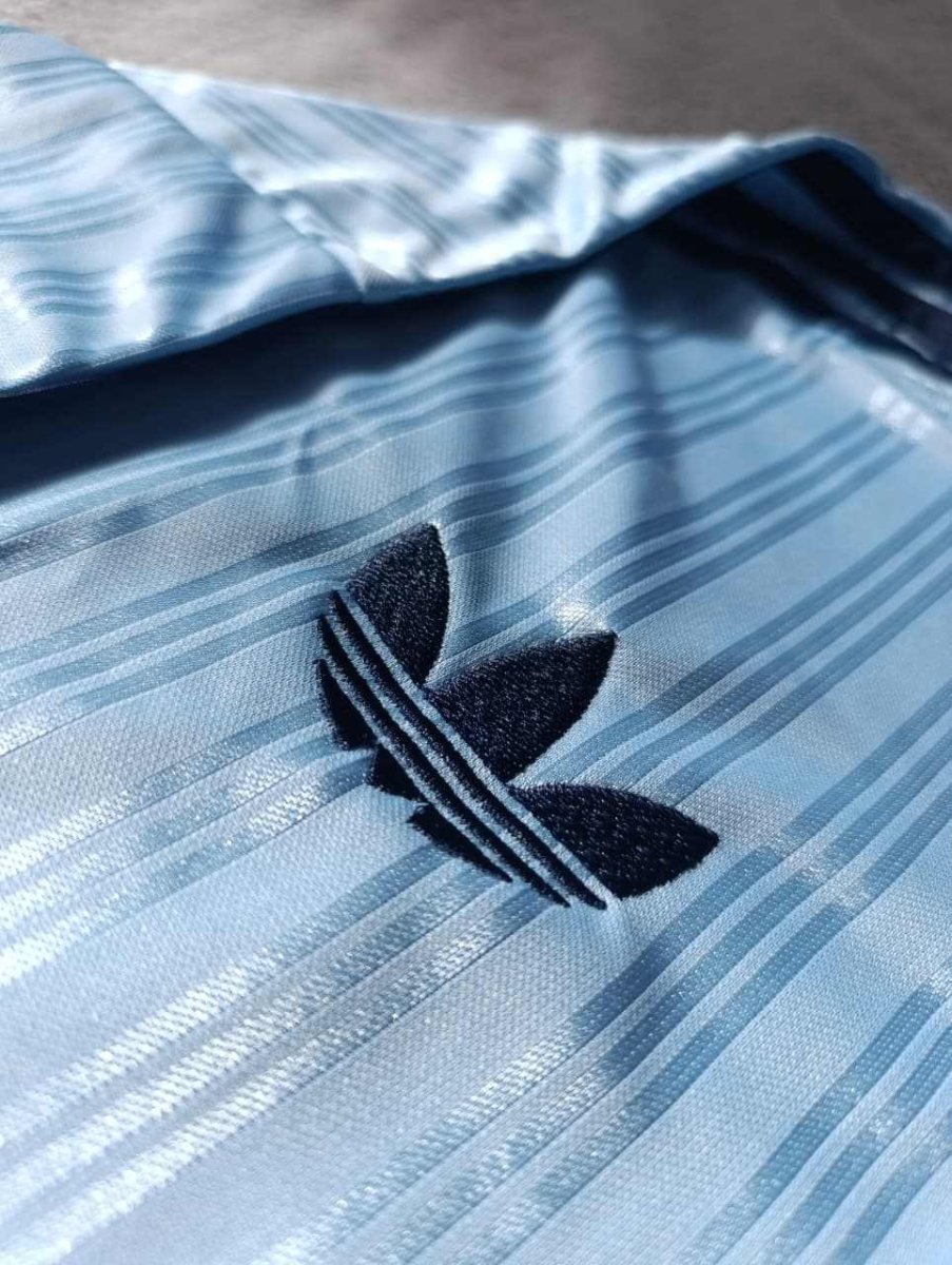 Camiseta Oasis X Adidas Tour 3 Rayas | Velocity Savage