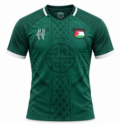 Camiseta Palestina verde con una cruz celta en relieve, escudo FC Palestina con la bandera y puños blancos