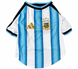 Camisa para cachorro da Argentina, listras celestes e brancas com escudo dourado da AFA