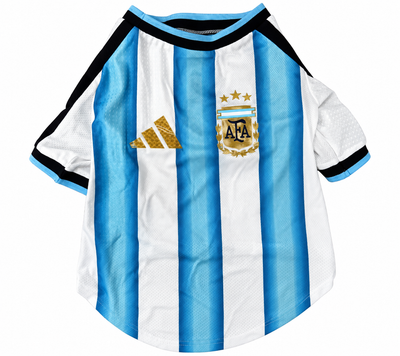 Camiseta para perro de Argentina, rayas celestes y blancas con escudo dorado de la AFA