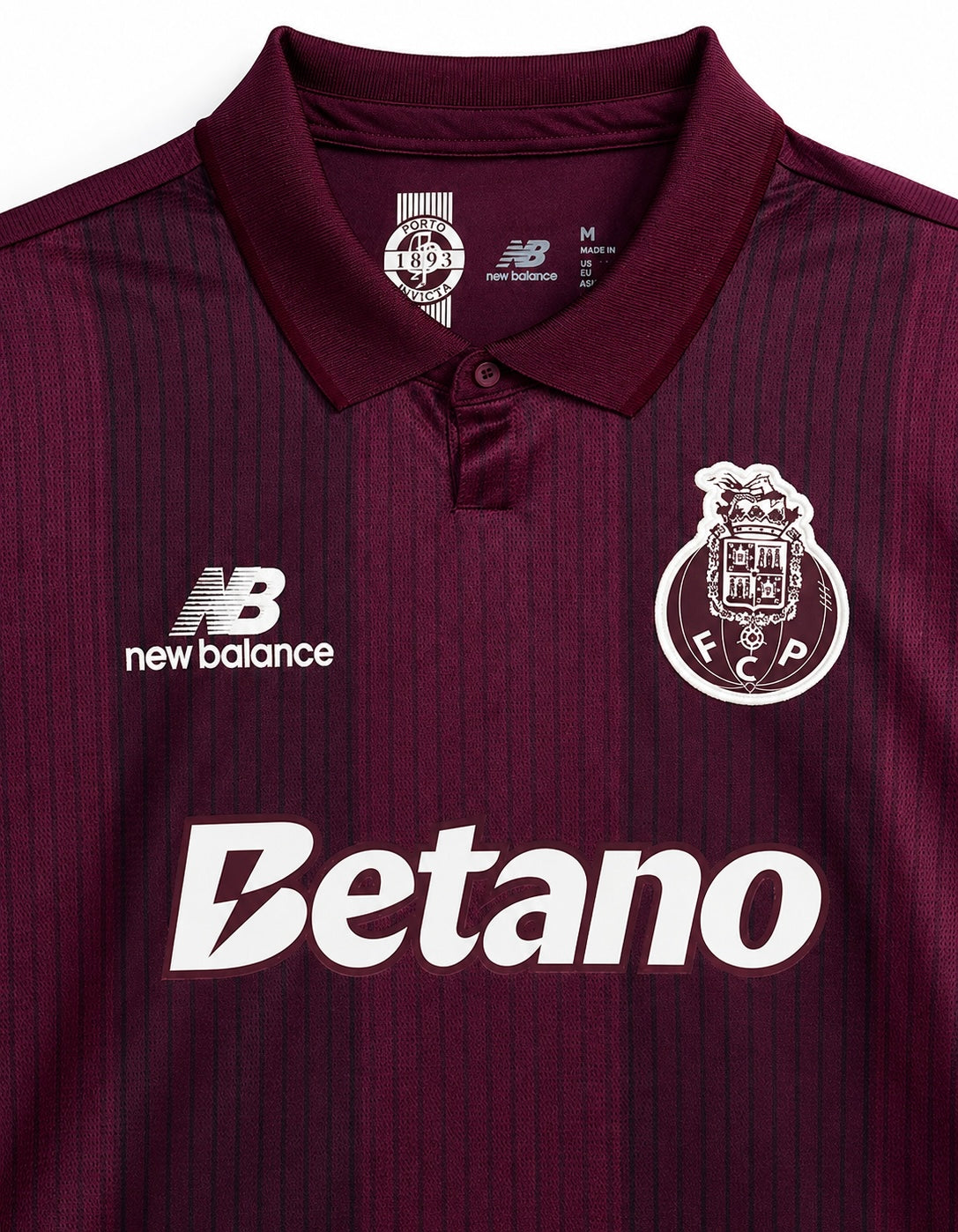 Detalle del cuello polo de la camiseta del Porto visitante 2026/2027, con el sello Porto 1893 Invicta por dentro