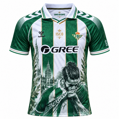 Camiseta edición especial del Real Betis verde y blanca con la ilustración de Isco besando el escudo