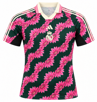 Camisa do Real Madrid verde-escura com flores rosa na diagonal e gola polo creme