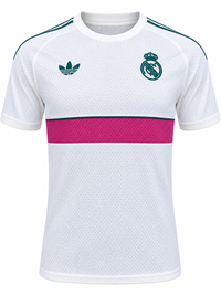 Camiseta retro del Real Madrid blanca de malla, con franja fucsia y escudo verde oscuro