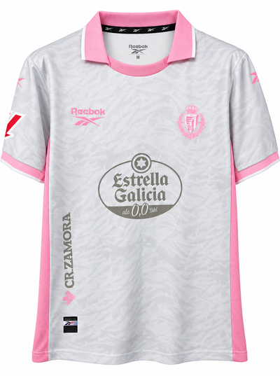 Camisa branca do Real Valladolid com gola polo rosa e escudo em rosa