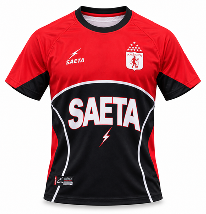 Frente da camisa retrô vermelha e preta do América de Cali, Saeta, com SAETA em branco e o raio no peito