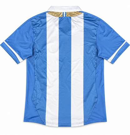 Costas da camisa retrô da Argentina 2011 com as listras celestes e brancas e a gola dourada