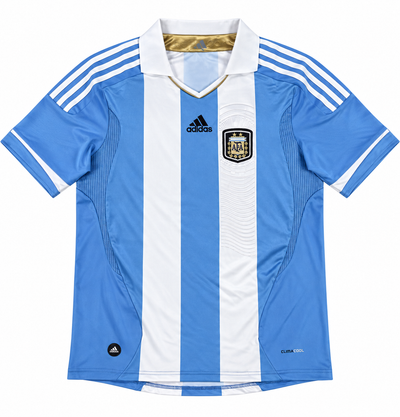 Frente de la camiseta retro de Argentina 2011, albiceleste con cuello de polo blanco y escudo de la AFA