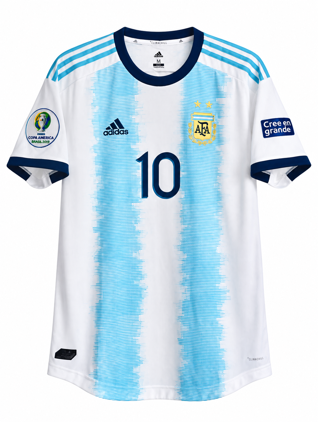 Frente da camisa retrô da Argentina 2019 com o 10, gola azul-marinho e o patch da Copa América Brasil 2019