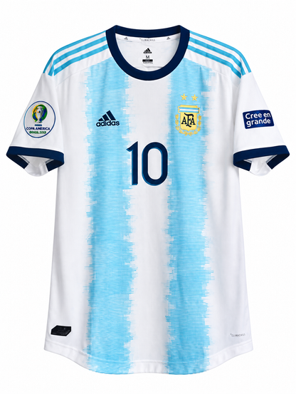 Frente da camisa retrô da Argentina 2019 com o 10, gola azul-marinho e o patch da Copa América Brasil 2019