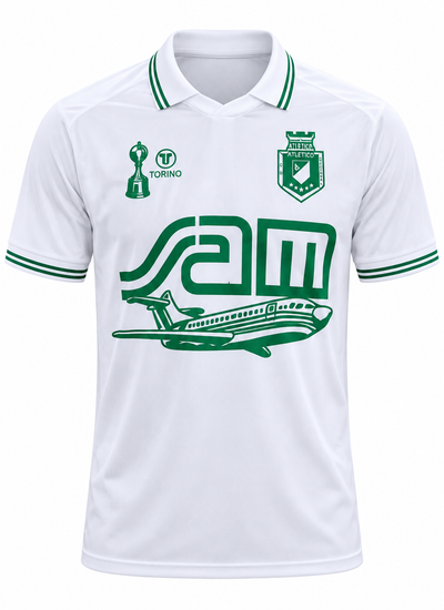 Camiseta retro blanca de Atlético Nacional 1991 con el logo verde de SAM y el parche de la Libertadores, foto de estudio